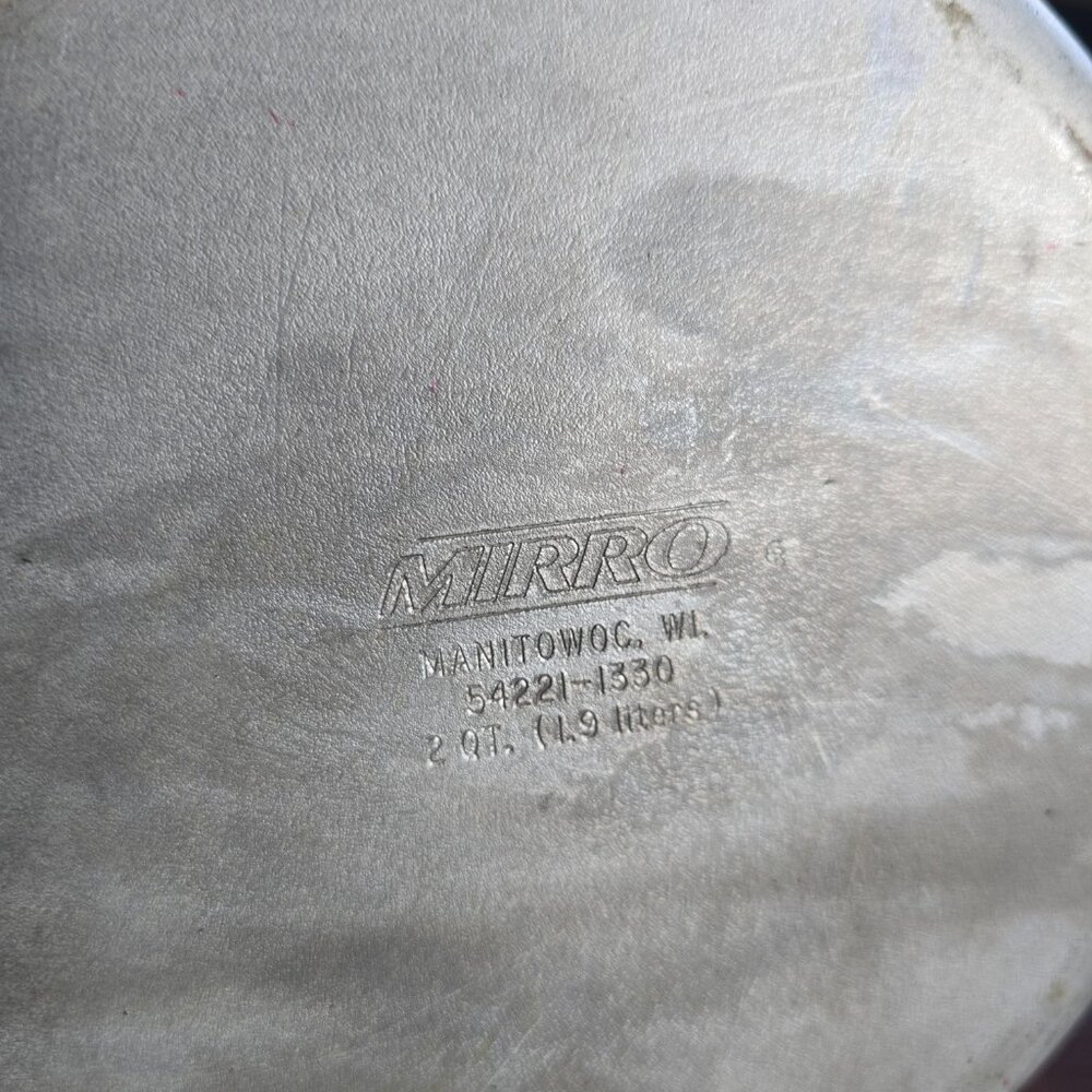 Vintage Mirro 2 Quart (1.9L) Saucepan - Non-Stick with Wooden Handle - Picture 9 of 14